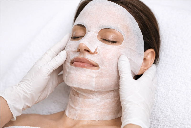 Carboxythérapie Ribeskin, soin visage professionnel avec effet moussant, appliqué par une esthéticienne européenne souriante, image B2B pour formation esthétique