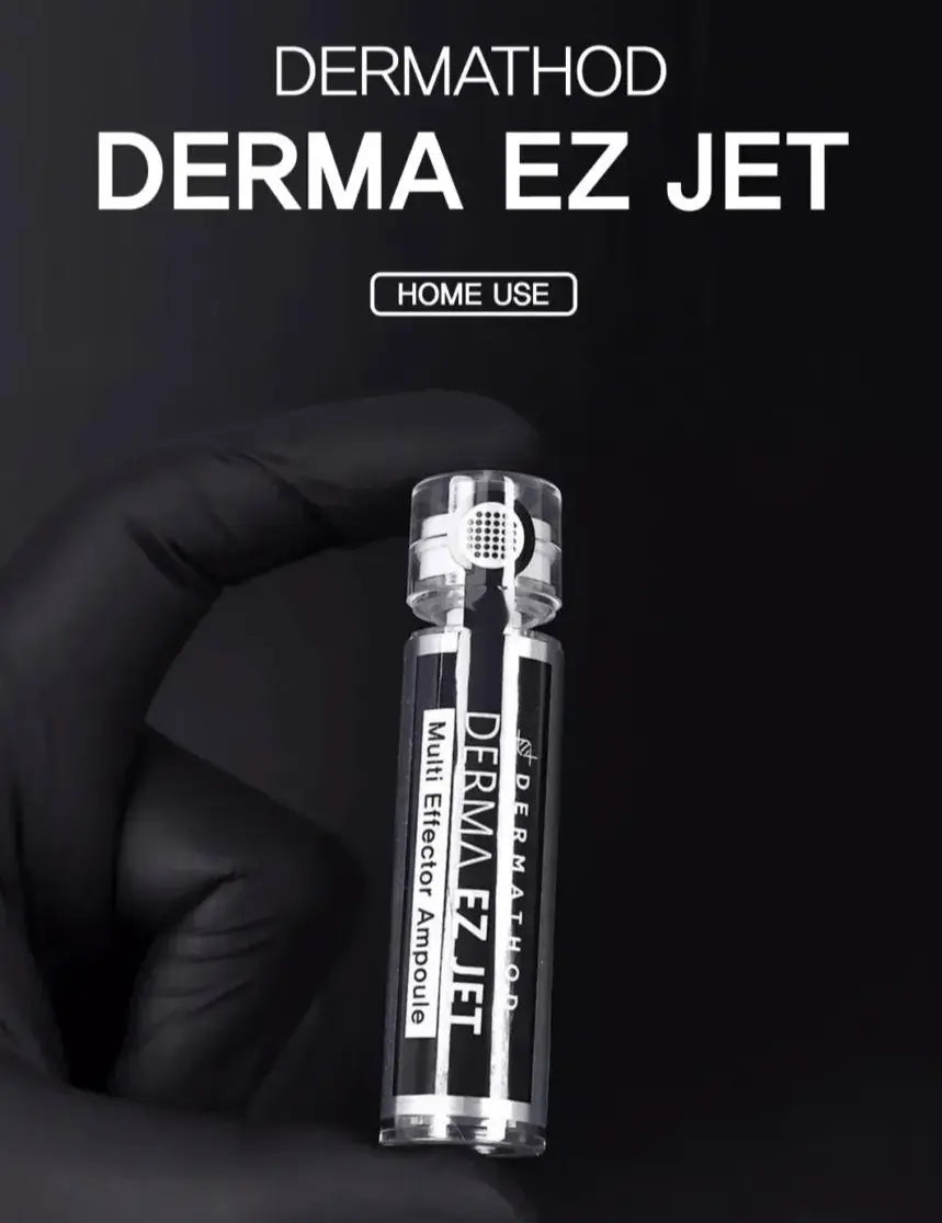 Gant noir qui tient une ampoule de derma EZ JET microneedling à domicile