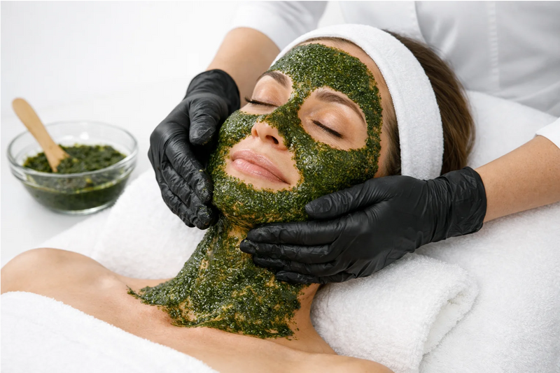 Peeling aux algues naturel appliqué sur un visage européen souriant, soin détox professionnel pour la peau, image B2B pour formation esthétique